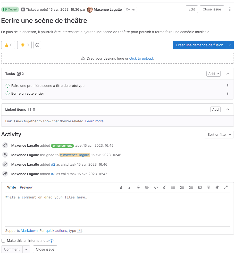 Page d'un ticket ouvert intitulé « Ecrire une scène de théâtre » : sa description, un bouton « Créer une demande de fusion », une liste de deux sous-tâches, une zone d'éléments liés, puis l'historique d'activité (étiquette « enhancement » ajoutée, ticket assigné, tickets #2 et #3 ajoutés comme sous-tâches) au-dessus de la zone de commentaire.