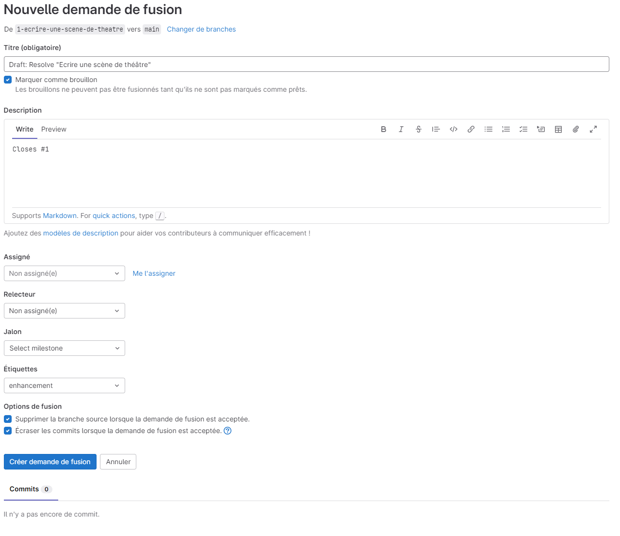 Formulaire « Nouvelle demande de fusion » de la branche 1-ecrire-une-scene-de-theatre vers main : titre préfixé par « Draft: », description « Closes #1 », champs assigné, relecteur, jalon et étiquettes, et options de fusion cochées (supprimer la branche source, écraser les commits).