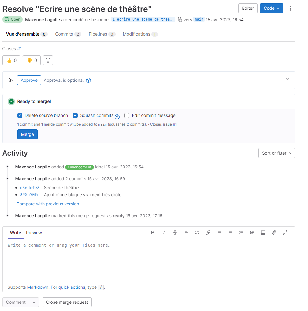 Demande de fusion « Resolve “Ecrire une scène de théâtre” » ouverte et prête à fusionner (« Ready to merge! ») : onglets Vue d'ensemble, Commits (2), Pipelines et Modifications ; cases « Delete source branch » et « Squash commits » cochées, bouton « Merge », et historique listant les deux commits.
